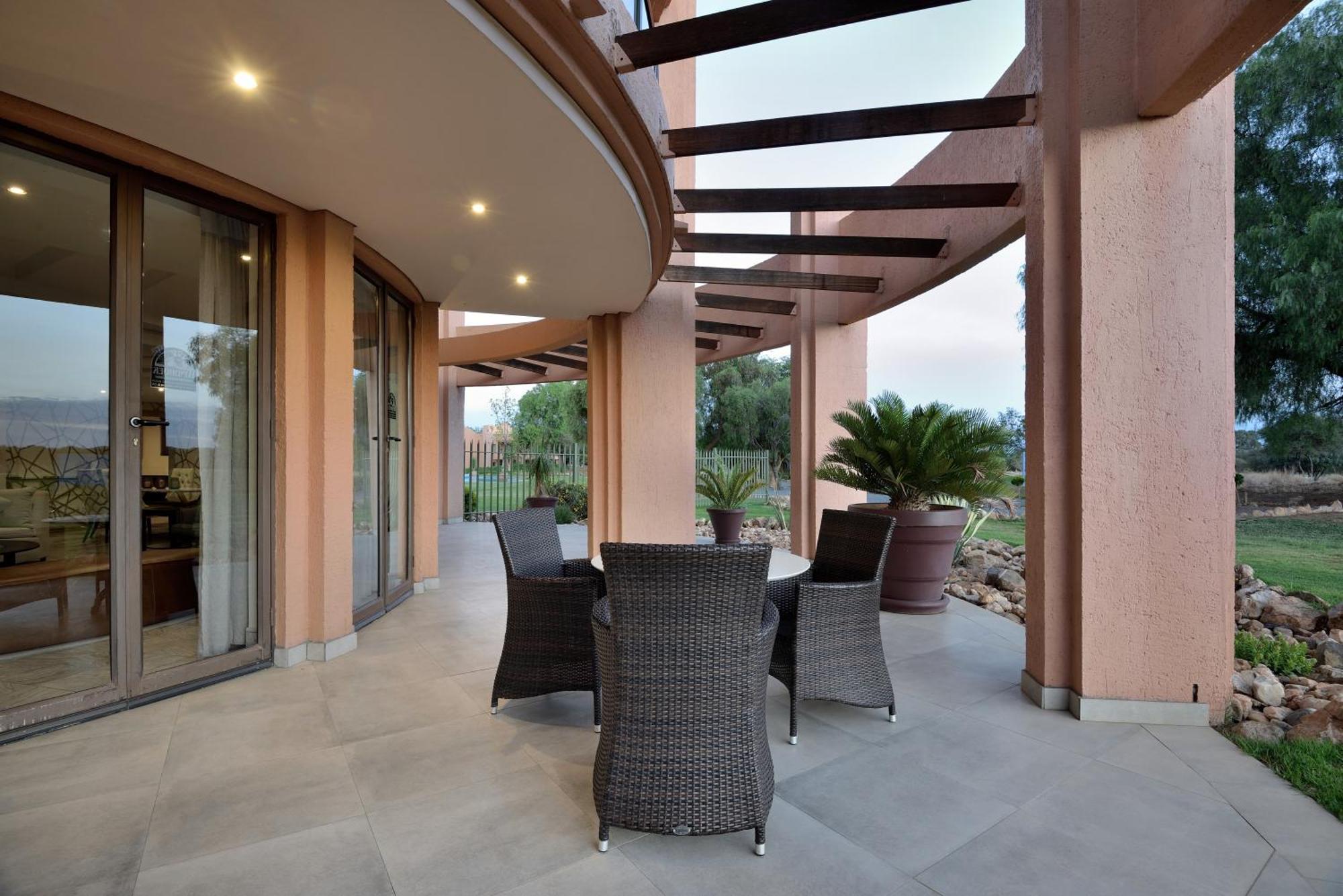 Windhoek Country Club Resort מראה חיצוני תמונה