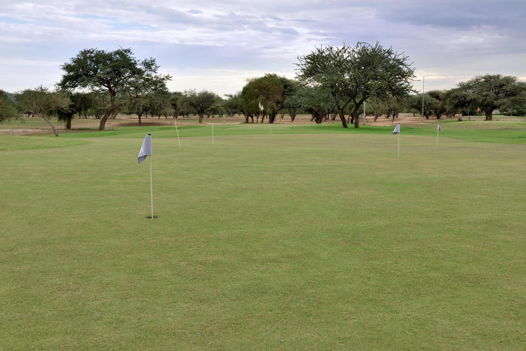 Windhoek Country Club Resort מראה חיצוני תמונה