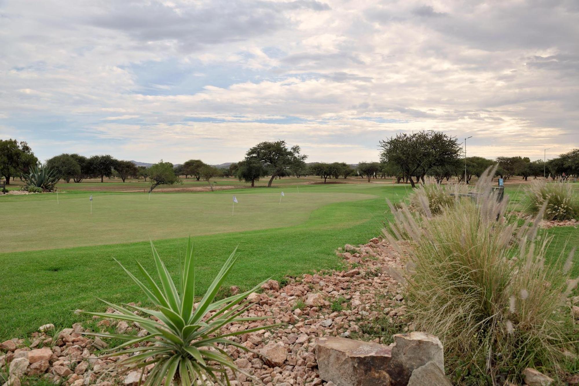 Windhoek Country Club Resort מראה חיצוני תמונה