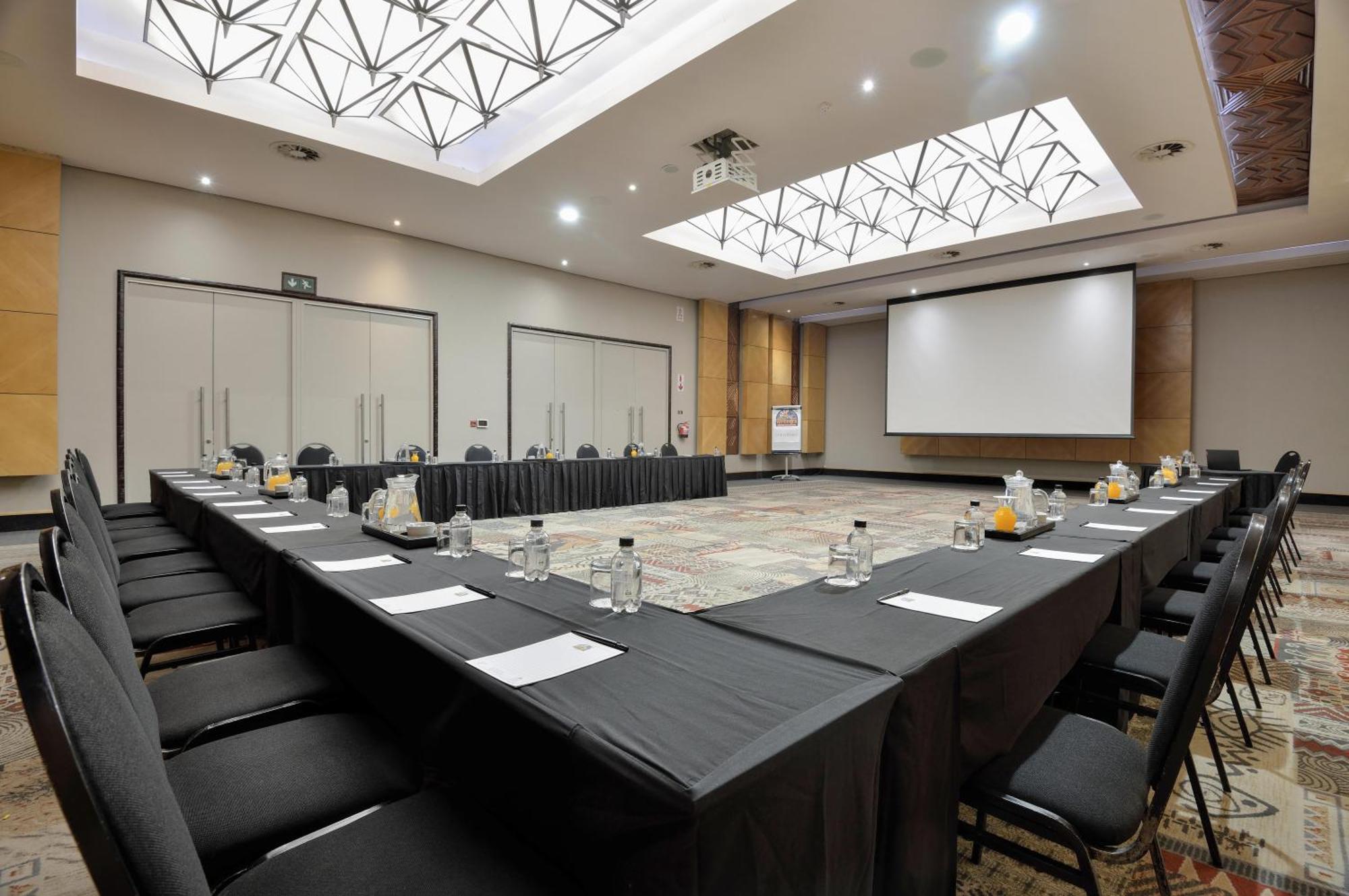 Windhoek Country Club Resort מראה חיצוני תמונה