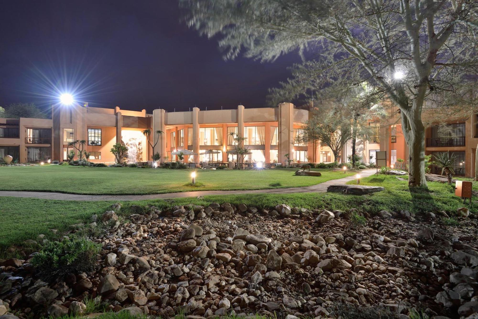 Windhoek Country Club Resort מראה חיצוני תמונה
