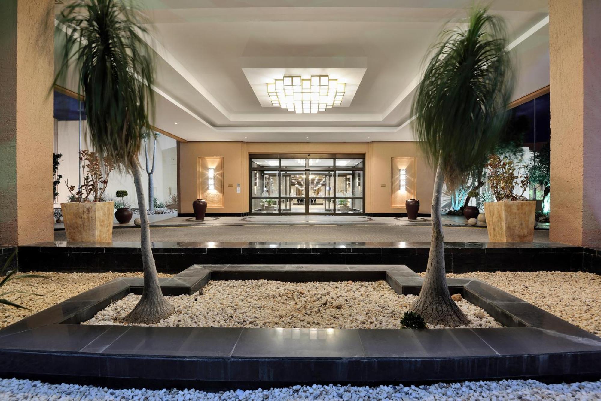 Windhoek Country Club Resort מראה חיצוני תמונה